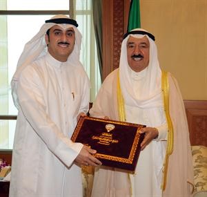 صاحب السمو الامير الشيخ صباح الاحمد يتسلم كتاب صباح السمو والرفعة من دعيسى العميري﻿