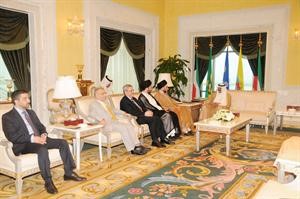 سمو ولي العهد الشيخ نواف الاحمد مستقبلا السيد عمار الحكيم والوفد المرافق﻿