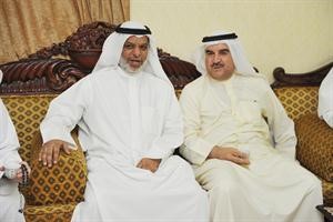 عبدالله الهيفي مع احد الحضور﻿