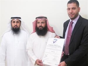 المطيري يتسلم الشهادة الدولية
