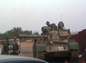 صورة وزعها ناشطون لدبابة استولى عليها الجيش الحر بعد سيطرتهم على حاجز عندان 