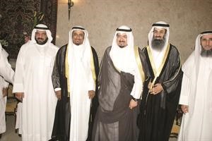 الشيخ احمد العبدالله يتوسط دالكوس ودالسلطان مهنئا بالحصول على شهادة الدكتوراه
