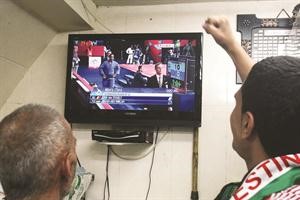 اقارب لاعب الجودو الفلسطيني ماهر ابورميلة يتابعون مباراته في لندن افپ