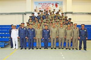 رئيس الاركان الفريق الركن خالد الجراح متوسطا الضباط المرقين
