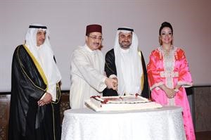 دفاضل صفر يشارك السفير المغربي وقرينته والسفير جمال الغانم قطع كعكة الاحتفال	 انور الكندري﻿