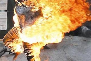 والدة مدونة تخضع للمحاكمة في فيتنام تحرق نفسها أمام مبنى حكومي