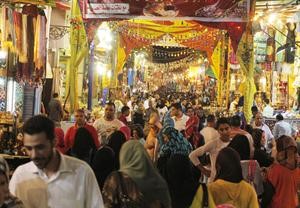 ازدحام مصري لشراء اغراض شهر رمضان من احد الاسواق الشهيرة في القاهرة امس اپ