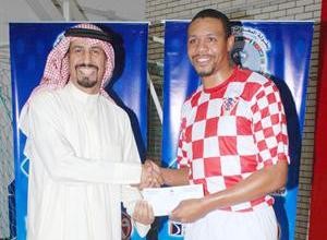 الشيخ علي الخالد يقدم جائزة لافضل لاعب﻿