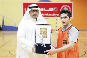 عبدالرحمن الشراح يسلم جائزة افضل لاعب
