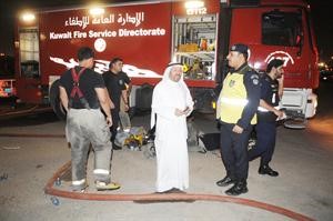 العميد يوسف الانصاري مشرفا على عمليات اخماد الحريق﻿