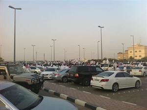 ابناء قبيلة مطير اثناء تجمعهم امام صالة السهو في منطقة صباح الناصر صباح امس﻿