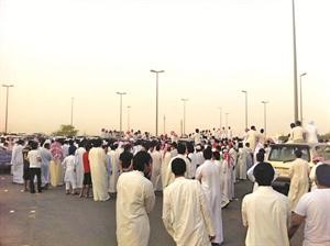 جموع من شباب قبيلة مطير يعبرون عن احتجاجهم على تصريحات الجويهل ﻿