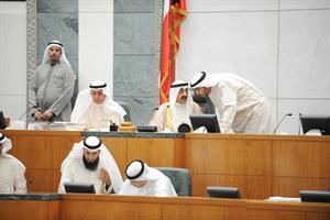 الرئيس جاسم الخرافي يستمع لحديث الشيخ محمد المبارك وبجانبه نائبه عبدالله الرومي	هاني الشمري﻿