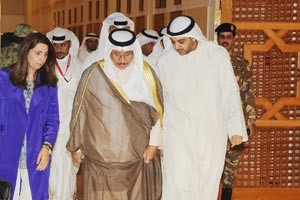 سمو رئيس الوزراء الشيخ جابر المبارك لدى مغادرته المجلس متوسطا الوزيرين الشيخ محمد العبدالله ود رولا دشتي ﻿