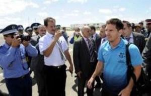 سخرية عالمية من رجال أمن مغاربة يتهافتون لتصوير نجوم برشلونة بمطار طنجة