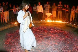 بالفيديو.. مهرجان الرقص على النار