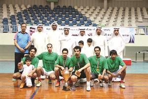 الشيخ خالد الاحمد متوسطا الفريق البطل