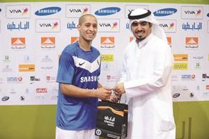 الايطالي اثوريو يتسلم جائزة افضل لاعب
