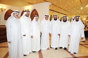 عبدالله الكندري مستقبلا دعلي العمير وعددا من المهنئين
