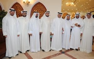 ماسامة الشاهين وعدد من المهنئين في صورة تذكارية مع عبدالله الكندري قاسم باشا
