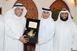 عبدالله الكندري يتلقى درعا تذكارية من منصور التنيب
