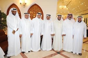 دمحمد الدلال وعدد من المهنئين مع عبدالله الكندري