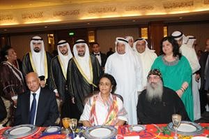 الشيخة فريحة الاحمد والسفير المصري ودشملان العيسى ونجلاء النقي مع بعض الحضور انور الكندري
