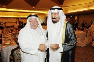 الشيخ علي الجابر مصافحا القس عمانويل غريب
