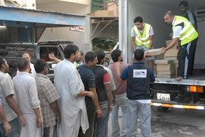 فريق العلاقات العامة لدى البنك الوطني خلال توزيع وجبات الافطار على الصائمين في منطقة الشويخ الصناعية
