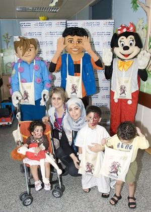 فريق بنك الخليج يشارك القرقيعان مع الاطفال
