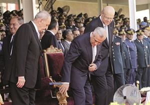 الرئيس ميشال سليمان متوسطا رئيس البرلمان نبيه بري ورئيس الحكومة نجيب ميقاتي خلال مهرجان عيد الجيش امس محمود الطويل