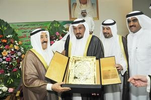 صاحب السمو يتسلم هدية تذكارية لدى زيارته النادي الكويتي للصم﻿