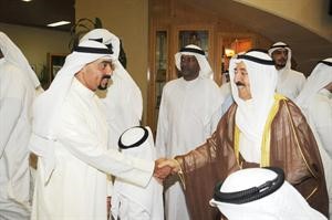 صاحب السمو الامير الشيخ صباح الاحمد مصافحا مستقبليه في النادي الكويتي للمعاقين﻿