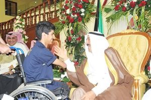 صاحب السمو مصافحا احد المعاقين﻿