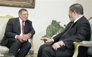 الرئيس المصري دمحمد مرسي مستقبلا وزير الدفاع الاميركي ليون بانيتا امس الاول اپ