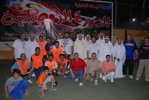 الفريق الفائز مع مسؤولي الدورة﻿