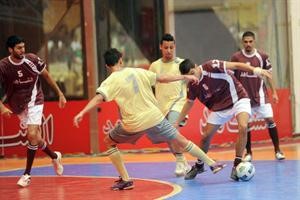 لاعب فريق طلال المحمد يمر بالكرة بطريقة جيدة
