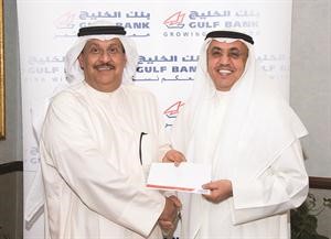 فوزي الثنيان يسلم شيك المشاركة الى صالح العازمي ﻿