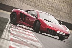 «علي الغانم وأولاده للسيارات» تميز عملاء «الوطني» بتجربة «McLaren MP4-12C» الفاخرة في المملكة المتحدة 