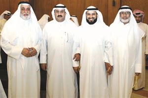 م العنزي مرحبا بضيوفه﻿