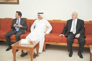 عصام الصقر بين بعض المهنئين

