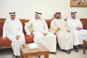جانب من المهنئين يتوسطهم الزميل حسين الرمضان