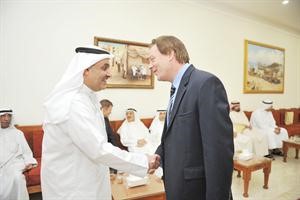 السفير البريطاني فرانك بيكر يهنئ الصقر بالشهر الفضيل
