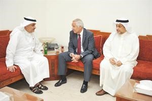 محمد الصقر يستمع لحديث احد ضيوفه بحضور صالح النفيسي
