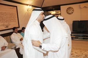 رياض العدساني يقبل راس احد كبار السن
