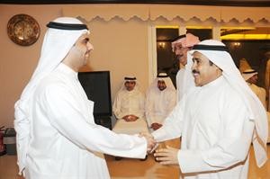 رياض العدساني مستقبلا احد المهنئين
