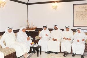 رياض العدساني متوسطا المهنئين برمضان
