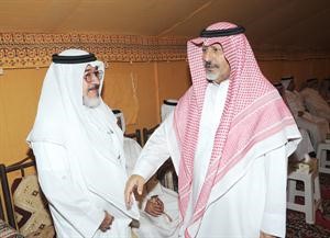 نهار ال دهمة مصافحا الزميل يوسف عبدالرحمن﻿