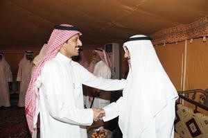 محمد بن احماده مصافحا الشيخ بن حثلين﻿