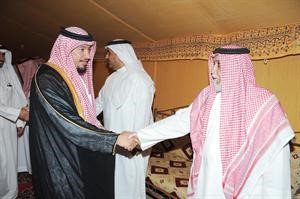 منصور بن شلويح مصافحا الشيخ عبدالكريم الجربا﻿